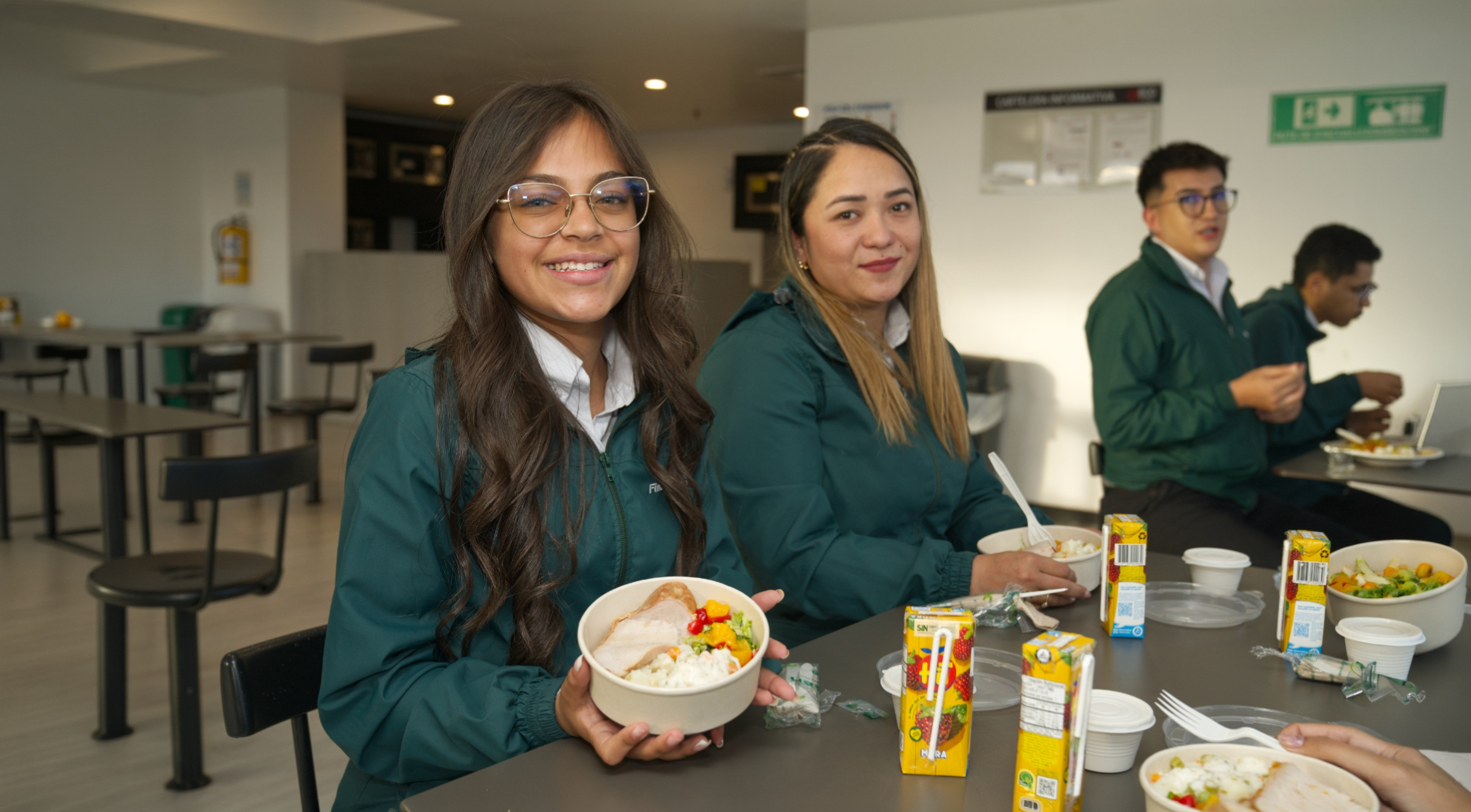 Empleadas compartiendo un momento durante su hora de almuerzo.