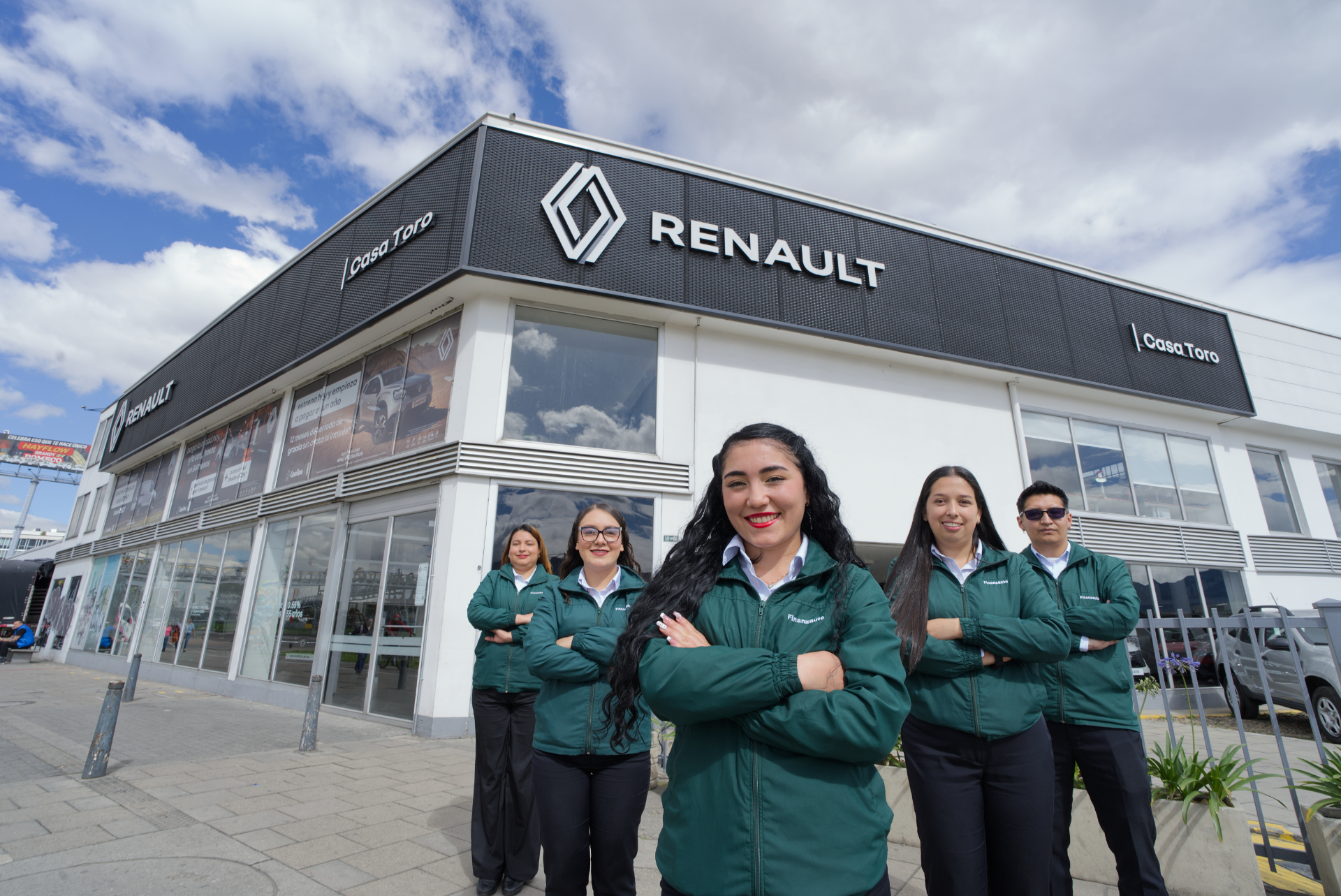 Empleados frente a una oficina de Finanzauto.