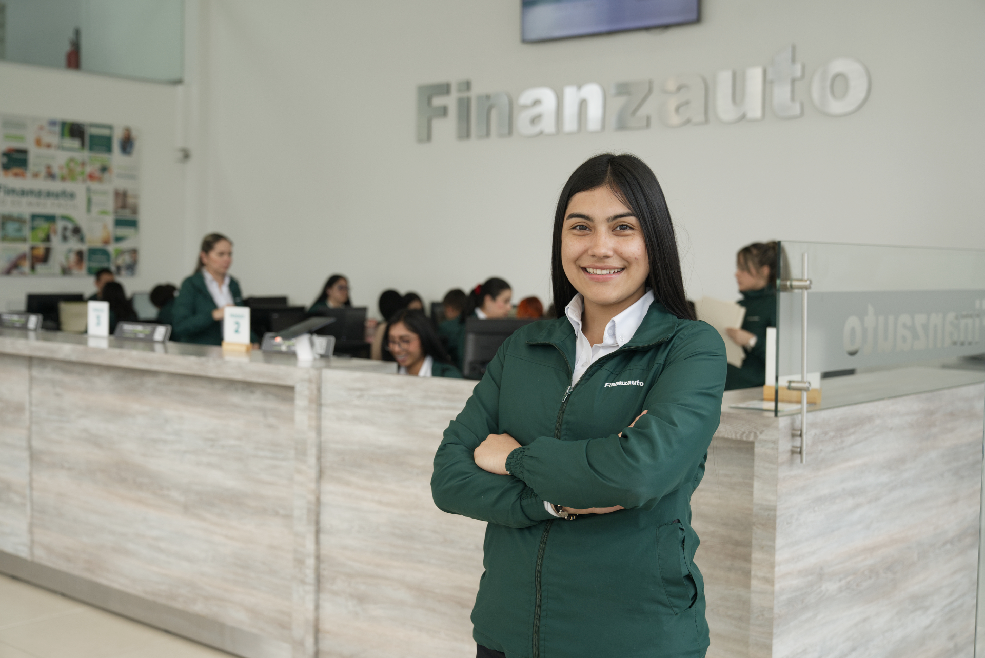 Empleada sonriendo en una oficina.