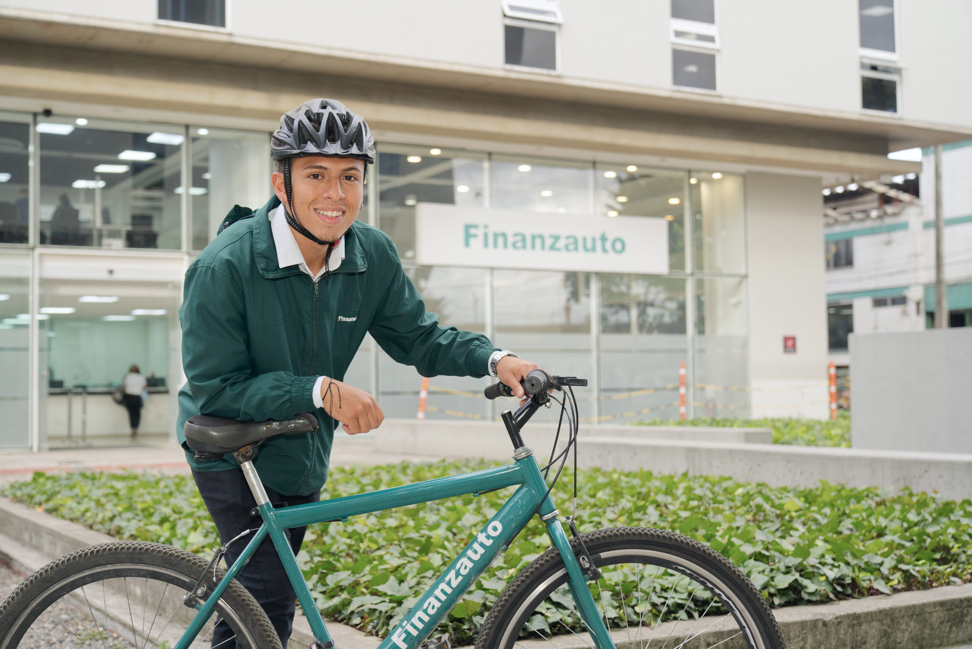 Empleado junto a una bicicleta proporcionada por la empresa.